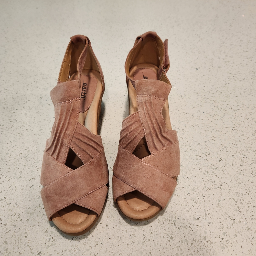 Earth Origins Cream Sandals with Wide Strap and Open-Toe Design